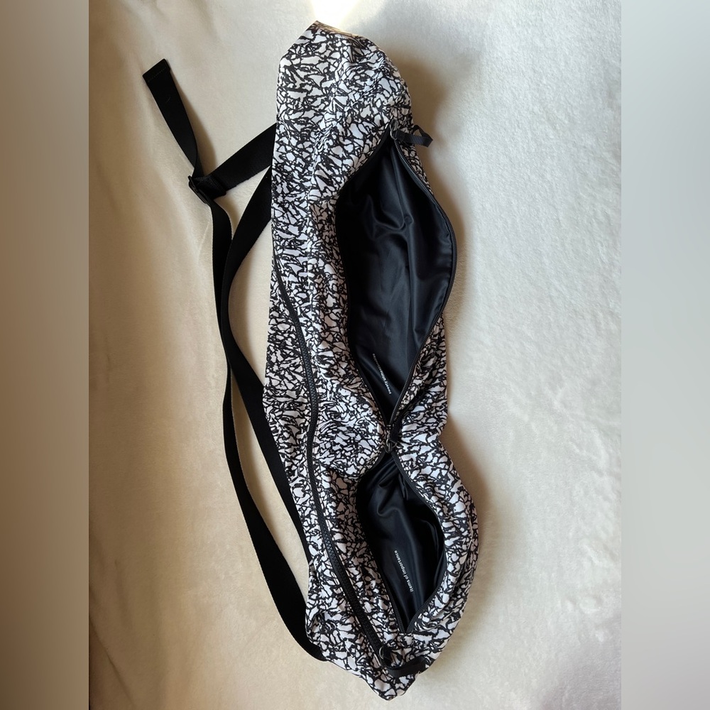 Lululemon Athletica “The Yoga Bag 14L” Icebreaker Black and White-Like New - Picture 3 of 9